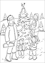 Kolorowanka rodzina wybiera choinkę w lesie